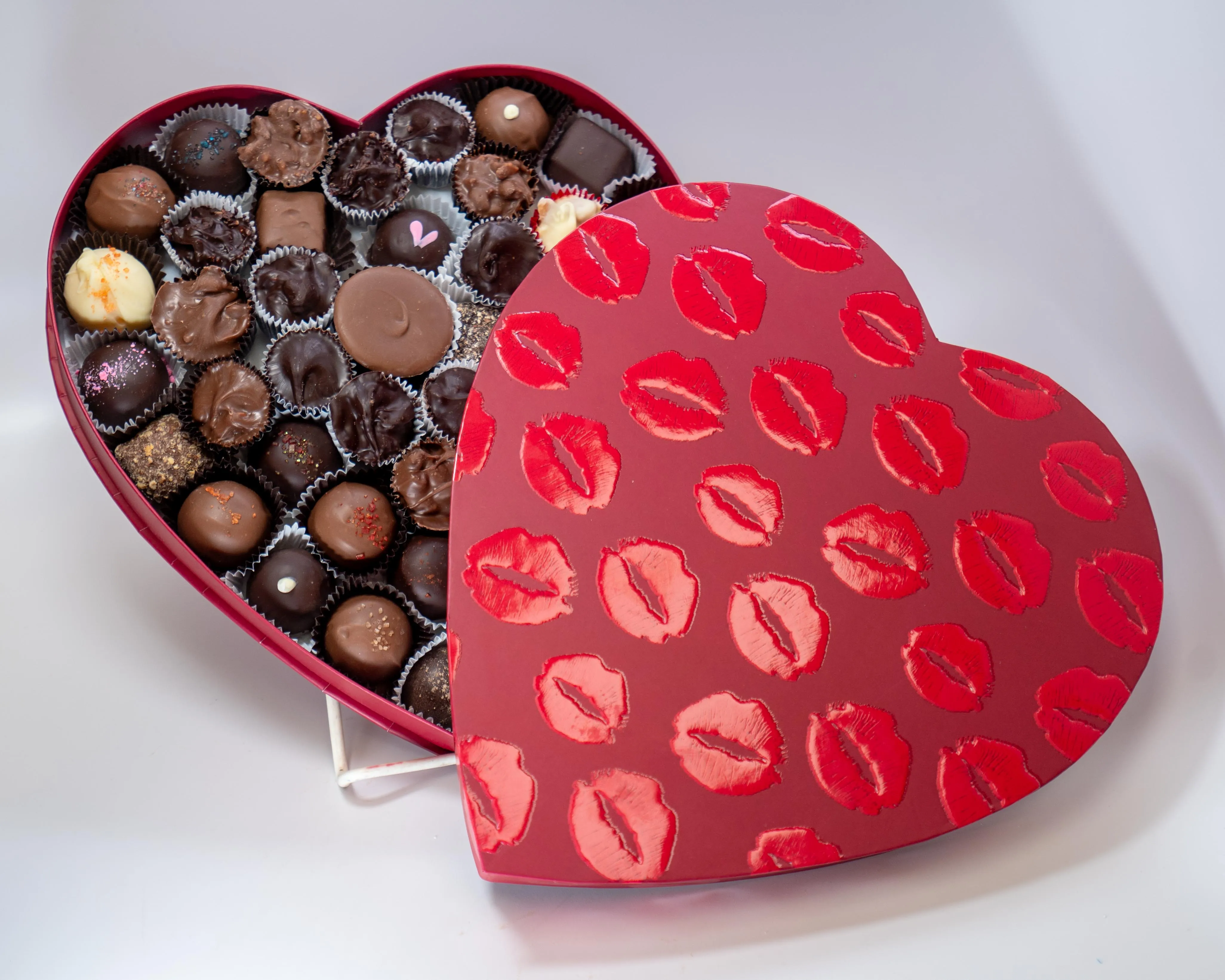 Heart box, Red embossed with lips, 16 ounces