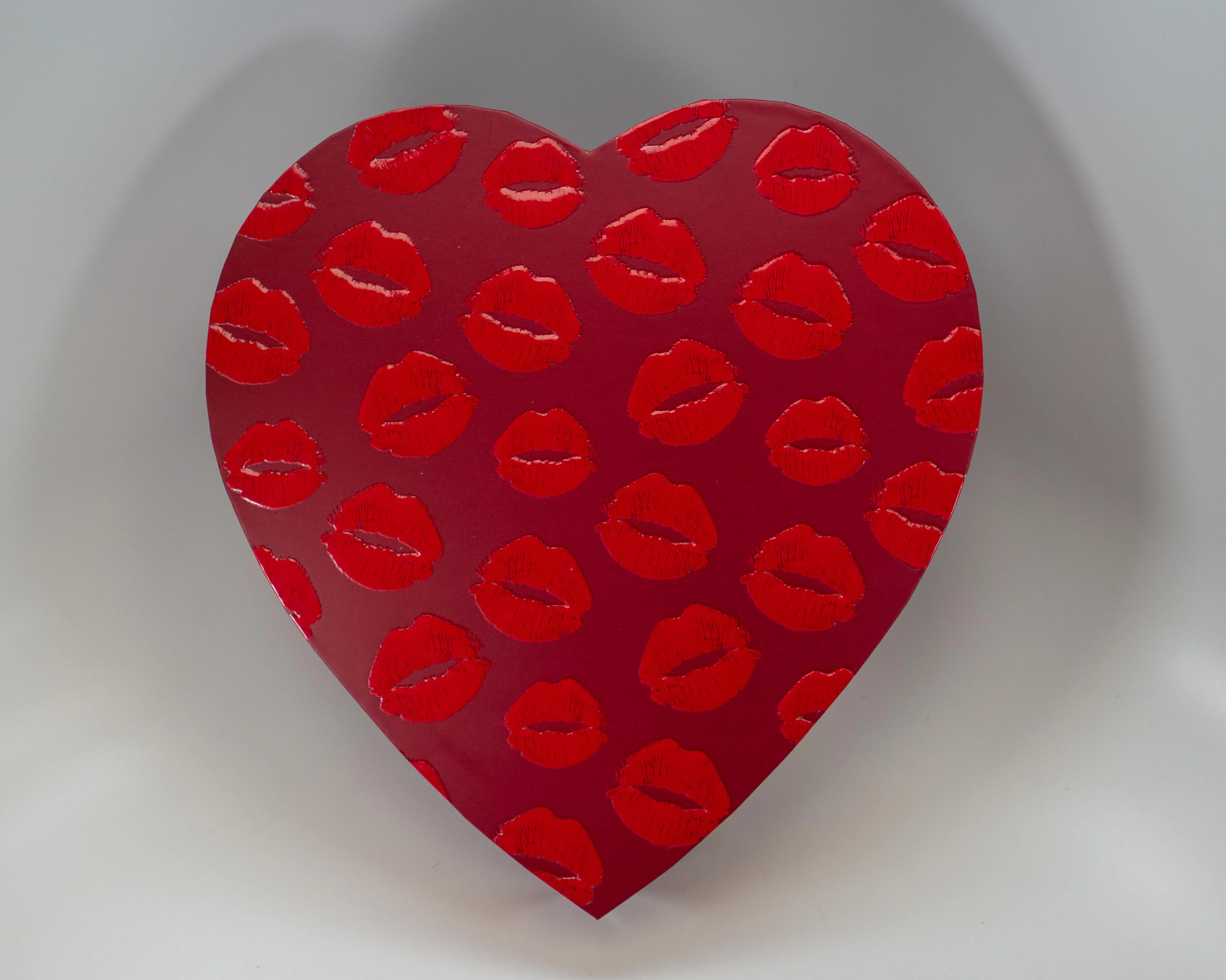Heart box, Red embossed with lips, 16 ounces