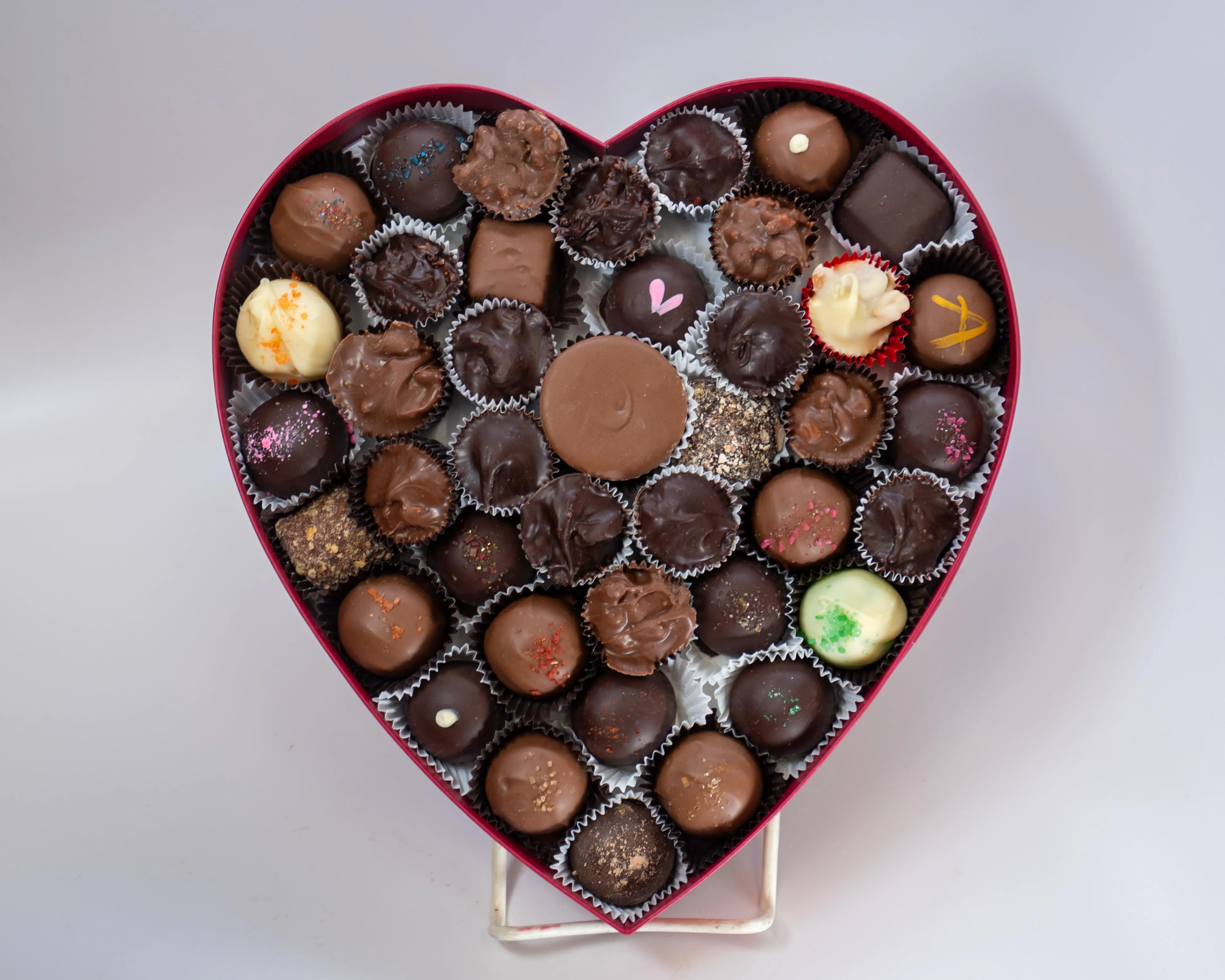 Heart box, Red embossed with lips, 16 ounces