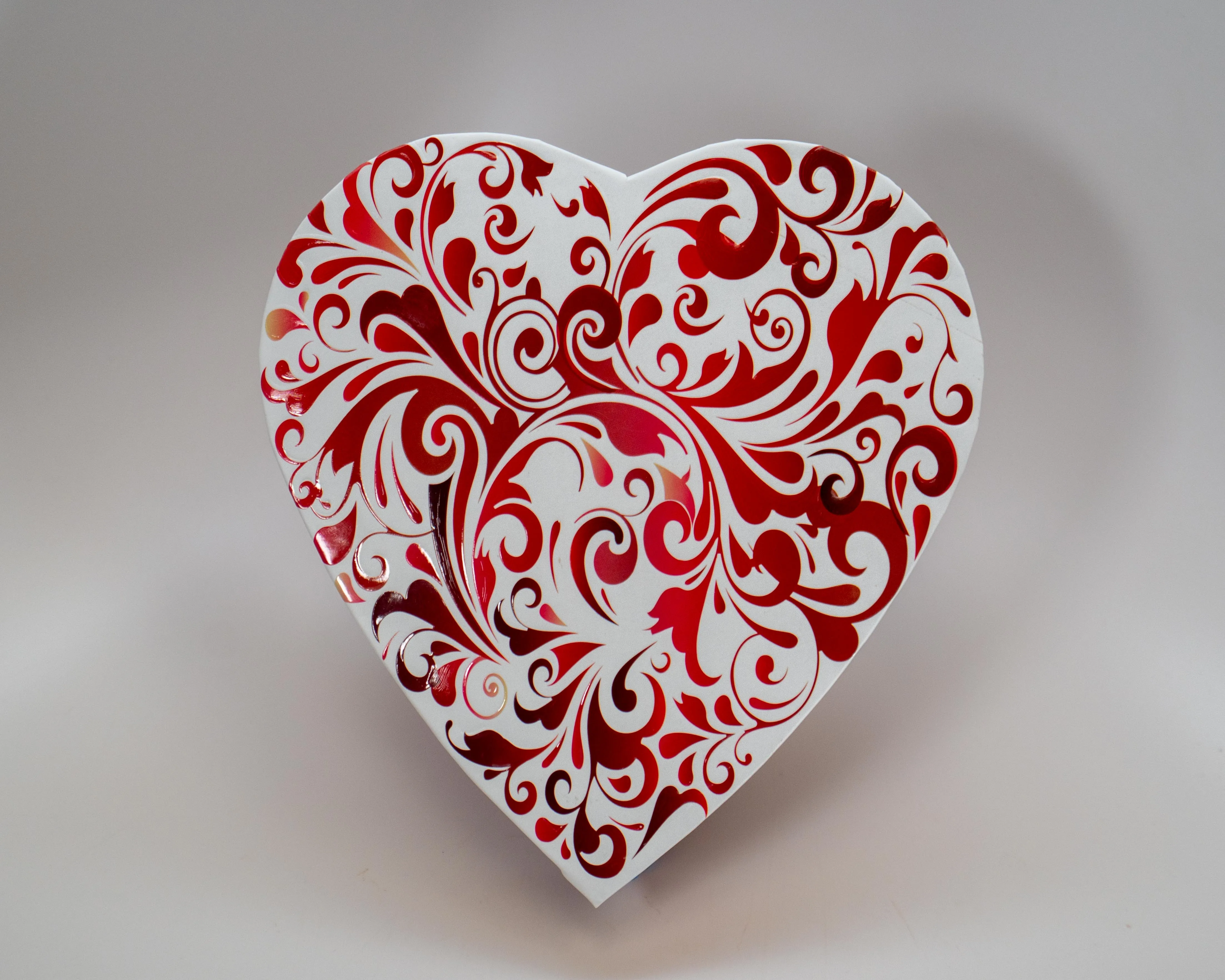 Heart box, White with red swirls, 8 ounces