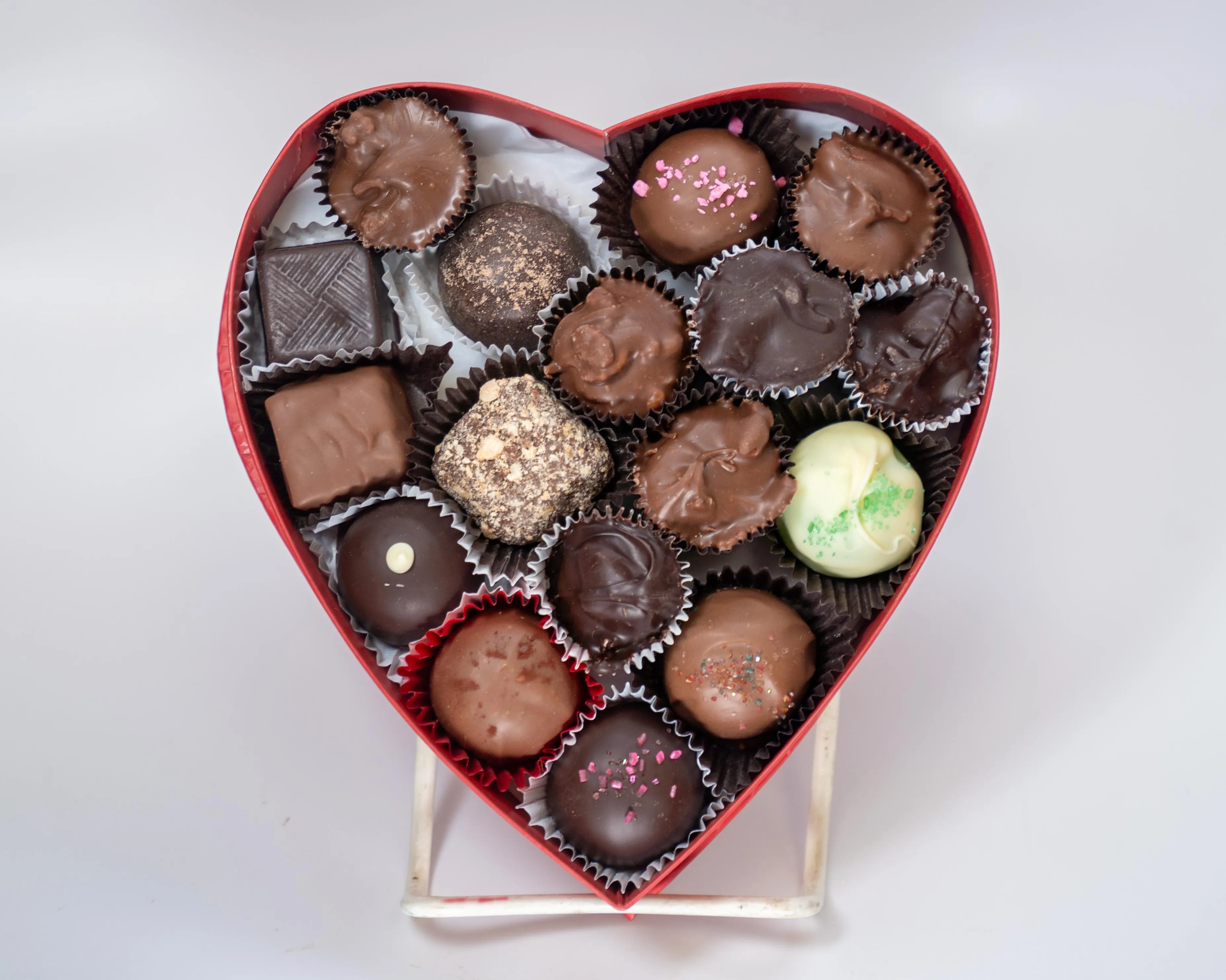 Heart box, White with red swirls, 8 ounces