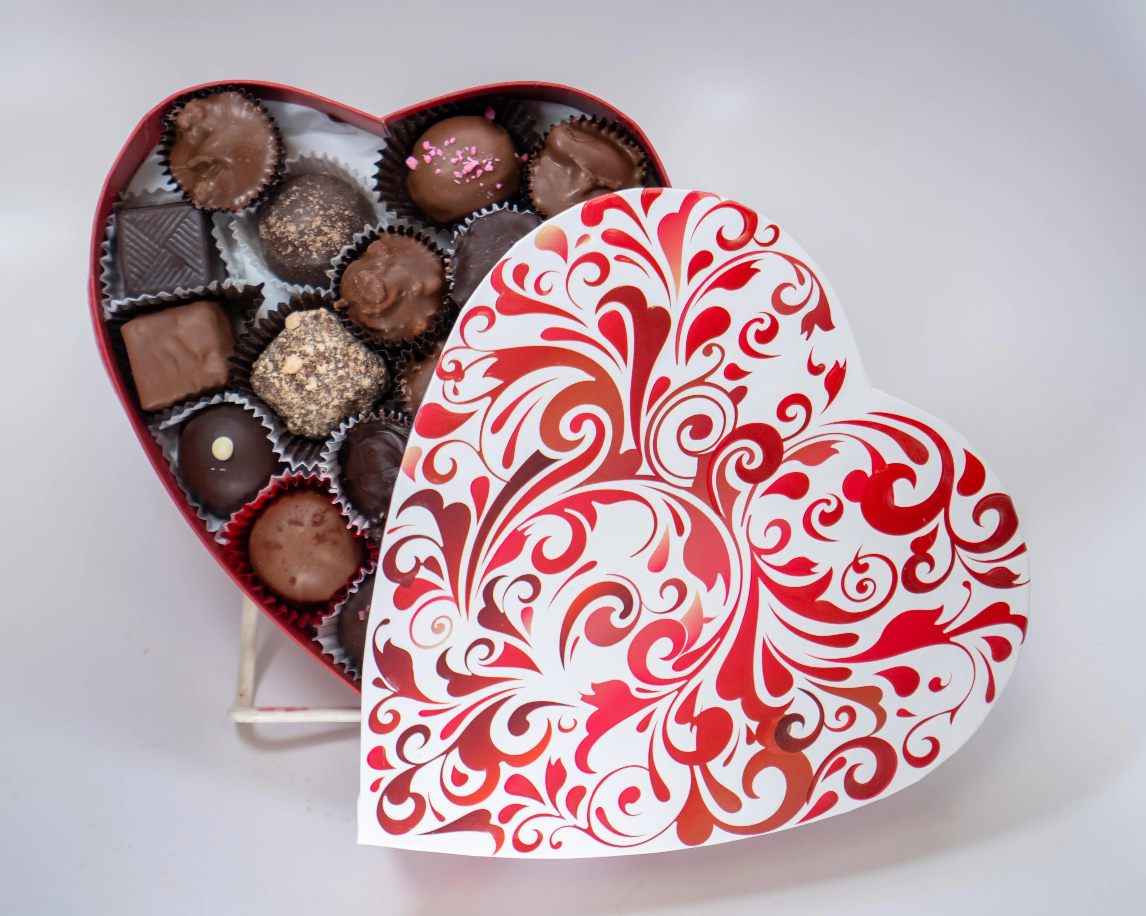 Heart box, White with red swirls, 8 ounces