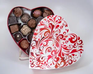 Heart box, White with red swirls, 8 ounces