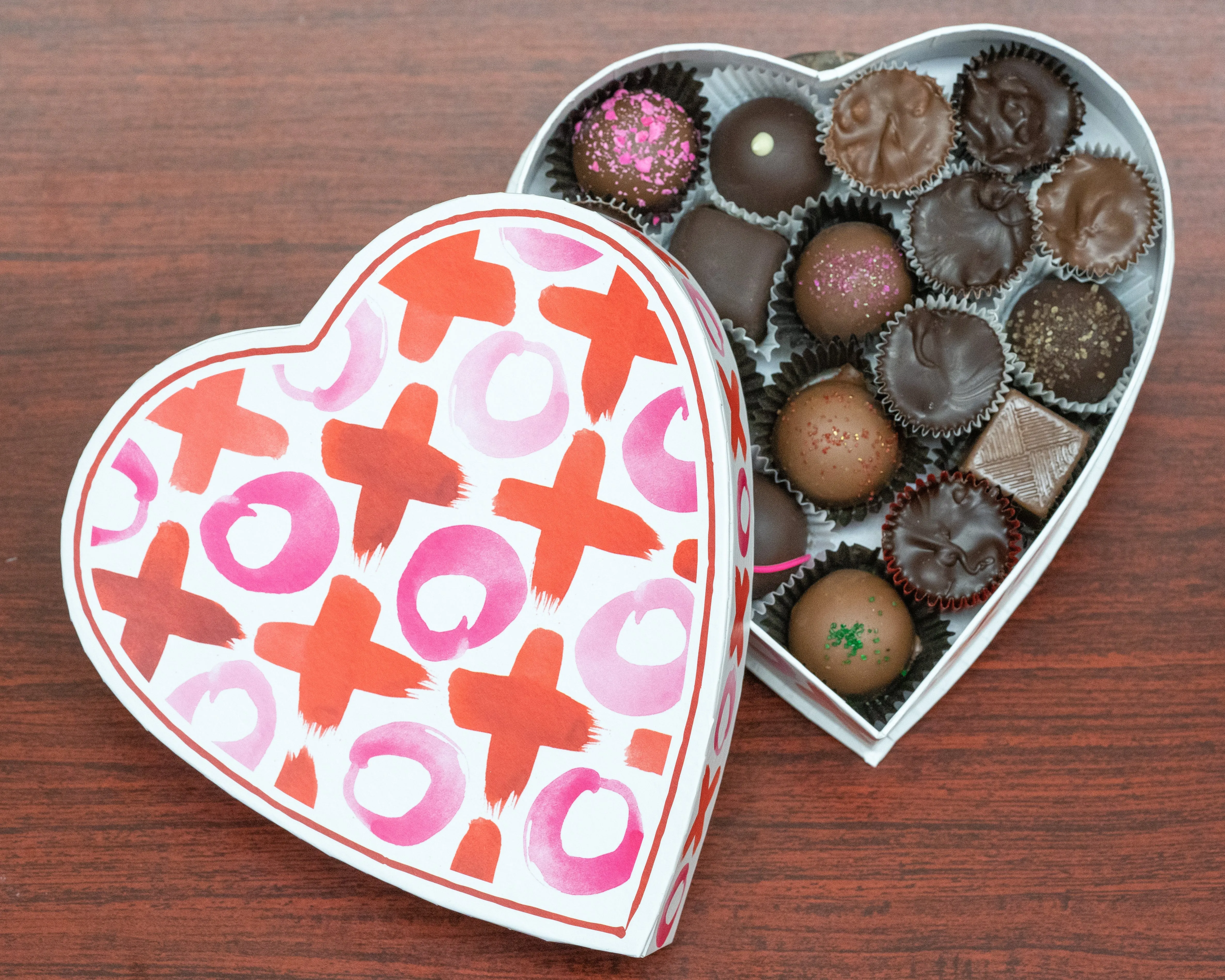 Heart box, Xs and Os,red, white and pink, 8 ounces